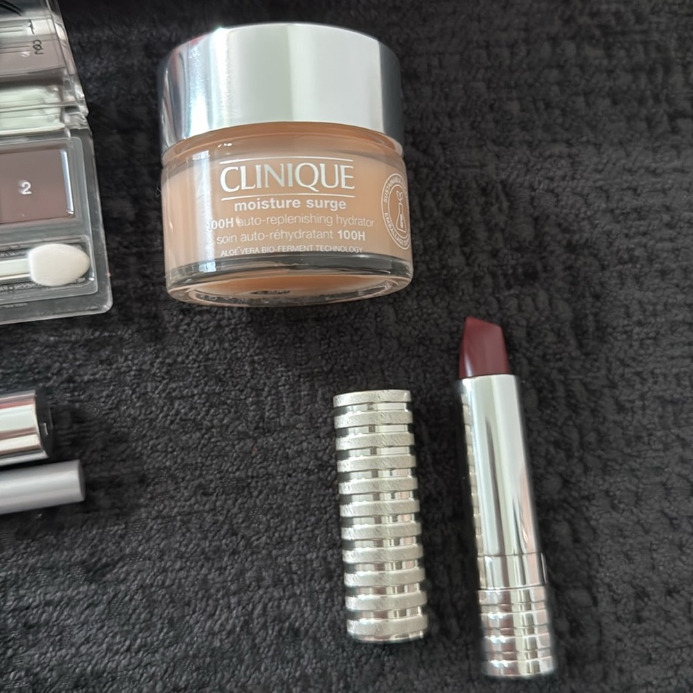 ✨Clinique Makeup Essentials Set✨ - Picture 3 of 5